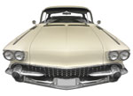 Valkoinen Cadillac-kaara kuvattuna suoraan edestäpäin. Cadillac on 1960-luvun auto ja se on hyvin muodokas.